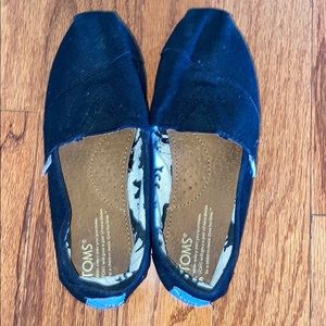Black canvas woman’s classic Toms size 6